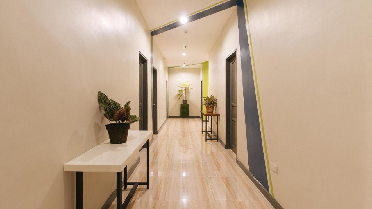 Urbanview At Lacson Street Bacolod City By Reddoorz Экстерьер фото